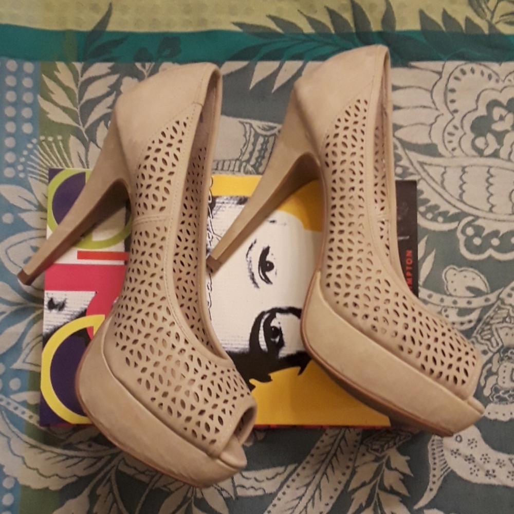 Apt. 9 Perforated Platform Heels Size 6.5